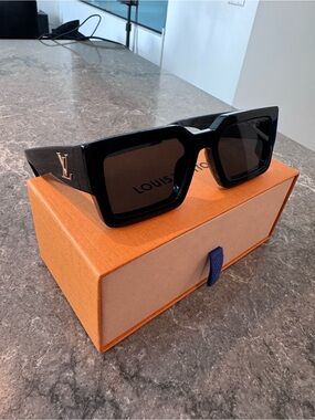 Louis Vuitton Clash Square Sunglasses. Never worn. Like new.